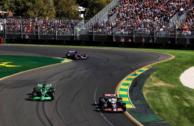 Валттери Боттас борется с Нико Хюлкенбергом за позицию на трассе Гран При Австралии, фото XPB