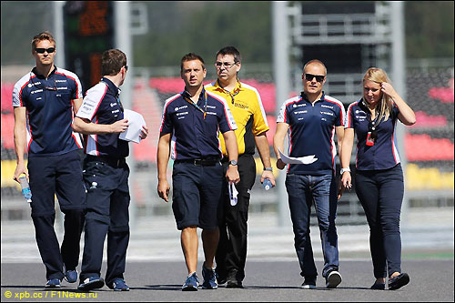 Валттери Боттас (второй справа) вместе с инженерами Williams и Renault Sport F1 во время ознакомительной прогулки по корейской т