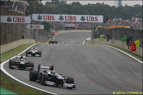 Валттери Боттас опережает соперников в Гран При Бразилии