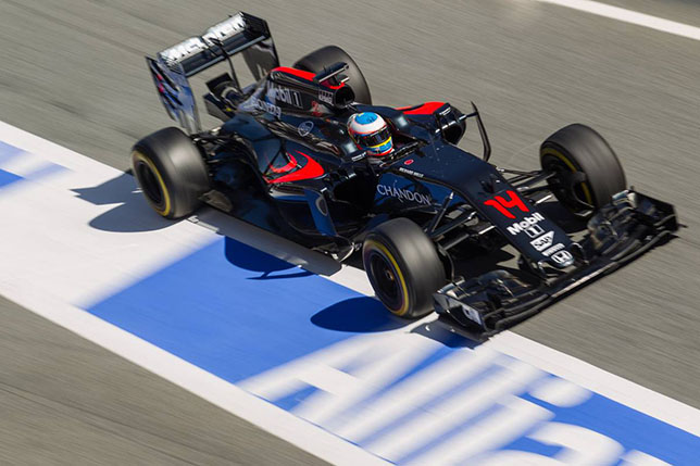 Фернандо Алонсо за рулём McLaren MP4-31 на тестах в Барселоне