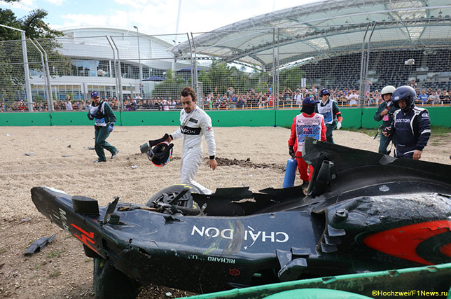 Фернандо Алонсо возле повреждённой в аварии McLaren