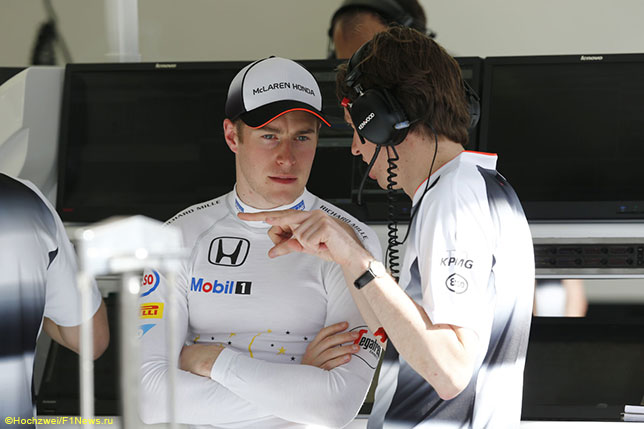 Стоффель Вандорн разговаривает с инженером McLaren в Бахрейне