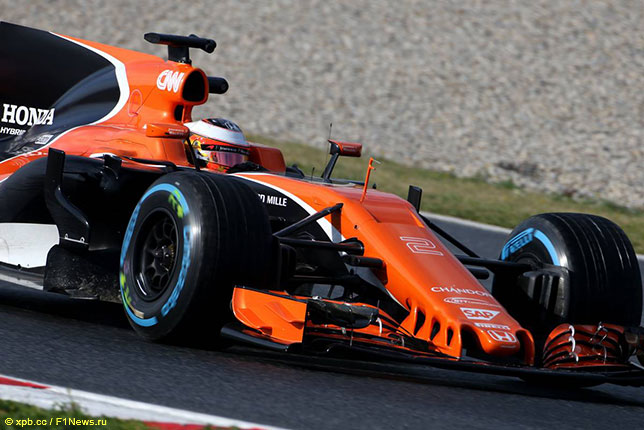 Стоффель Вандорн за рулём McLaren на тестах в Барселоне