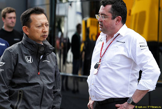 Эрик Булье (справа) и руководитель программы Honda в Формуле 1 Юсуке Хасэгава