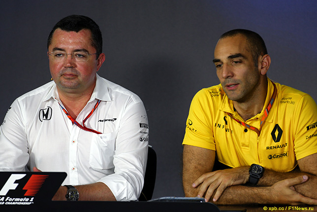 Эрик Булье, гоночный директор McLaren, и Сирил Абитебул, 