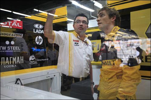Эрик Булье (справа) и Виталий Петров в боксах Renault F1