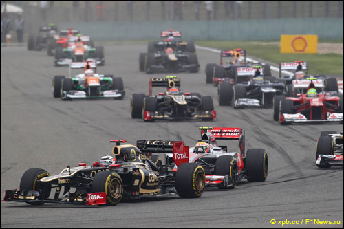 Пилоты Lotus F1 ведут борьбу с соперниками на трассе Гран При Китая