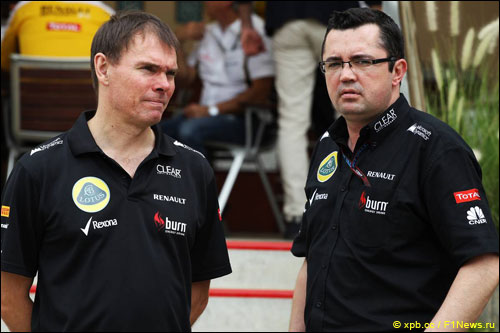 Эрик Булье (справа) и Алан Пермейн, гоночный директор Lous F1
