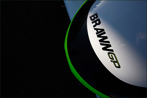 Логотип Brawn GP на носовом обтекателе BGP 001