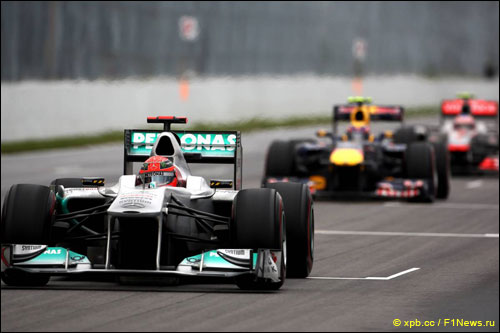 Михаэль Шумахер ведет борьбу с соперниками на Гран При Канады