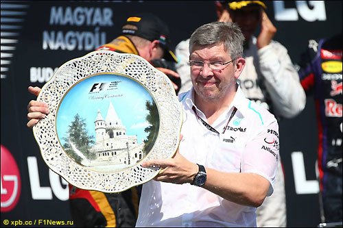 Росс Браун лично получил приз за победу команды в Гран При Венгрии