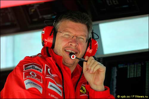 Росс Браун в униформе Ferrari, Имола 2005