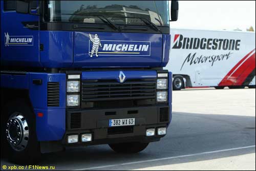 Трейлеры Michelin и Bridgestone на тестах в Хересе