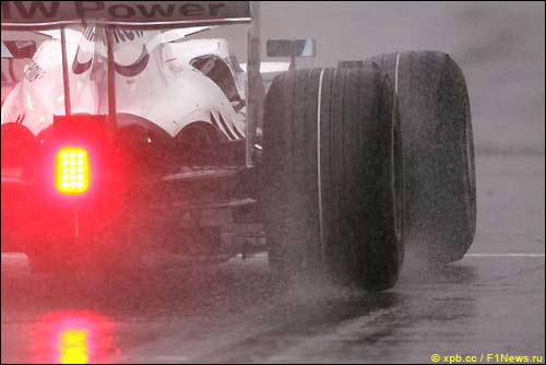 Дождевая резина Bridgestone на BMW Sauber Ника Хайдфельда