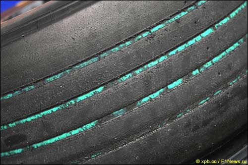 Зеленые полоски на шинах Bridgestone