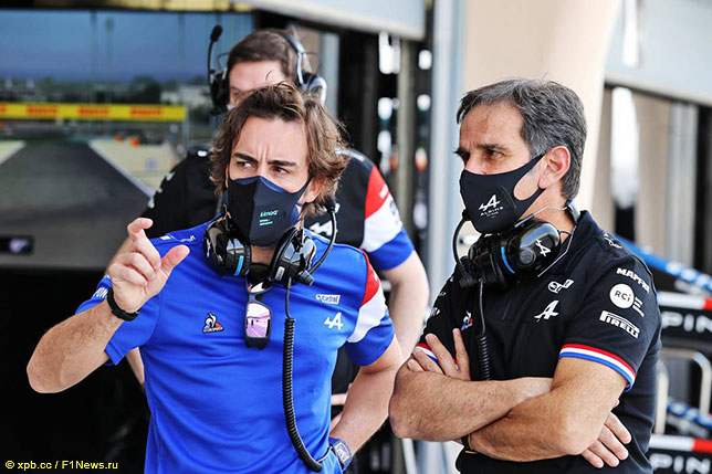 Давиде Бривио, гоночный директор Alpine F1 (справа) и Фернандо Алонсо