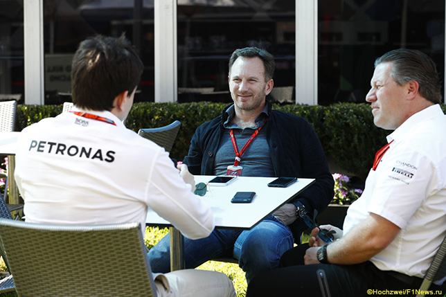 Зак Браун (справа), Кристиан Хорнер, руководитель Red Bull Racing, и Тото Вольфф, директор Mercedes Motorsports