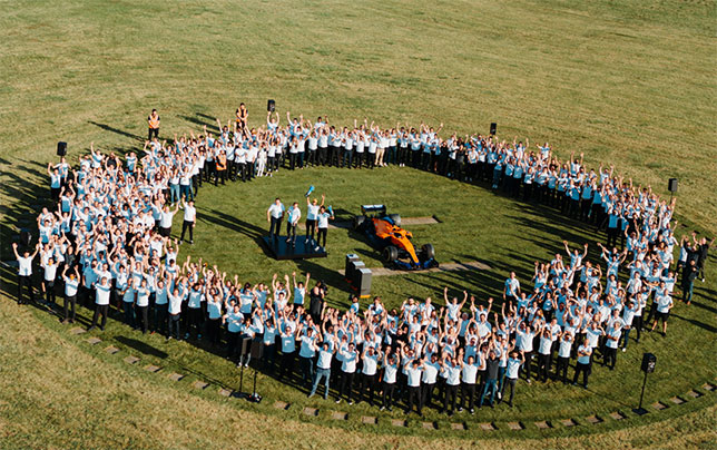 Видео: Как в McLaren встречали своих героев-гонщиков