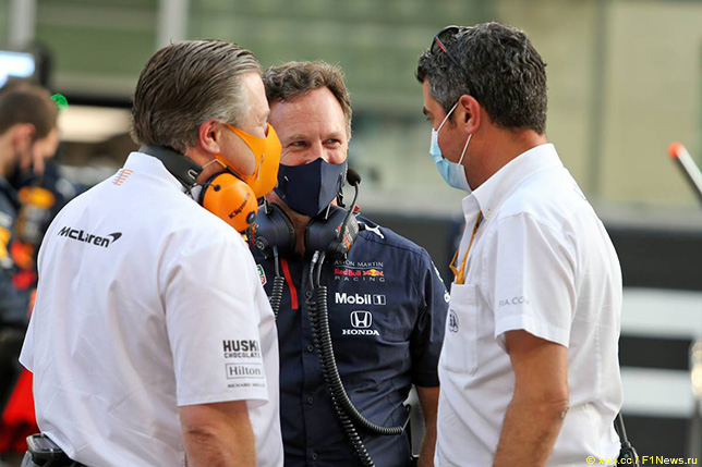 Зак Браун, Кристиан Хорнер и Майкл Маси, директор гонок FIA