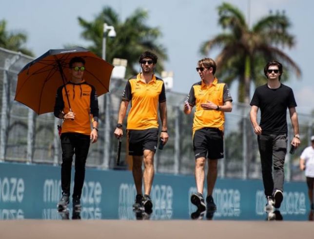 Колтон Херта (справа) на прогулке по трассе вместе с Ландо Норрисом и инженерами McLaren, фото XPB
