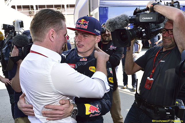 Йос Ферстаппен поздравляет сына с победой в Гран При Испании