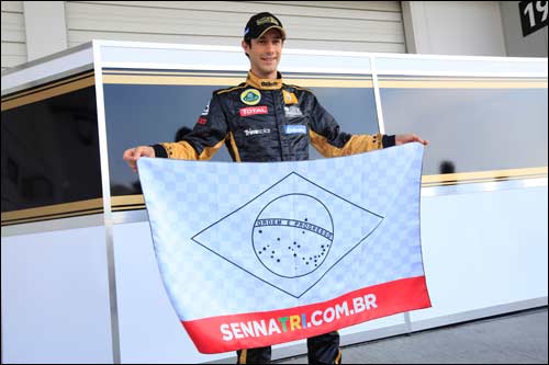 Бруно Сенна с флагом фонда