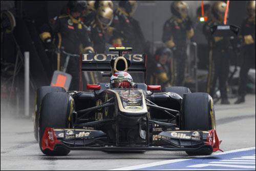 Виталий Петров возвращается на трассу после пит-стопа во время Гран При Индии