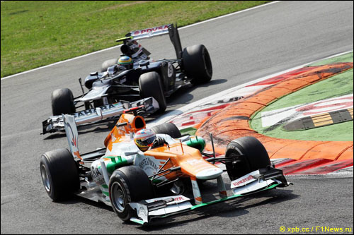 Борьба Пола ди Ресты и Бруно Сенны в Гран При Италии 2012