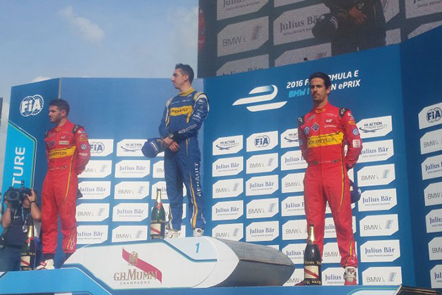 Победитель и призёры гонки Формулы E на подиуме в Берлине