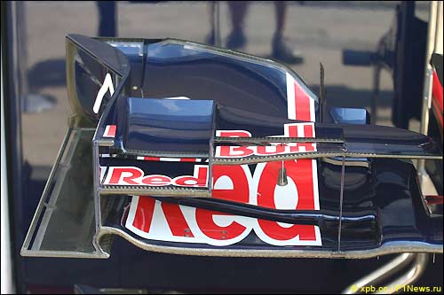 Экспериментальное новое антикрыло Toro Rosso