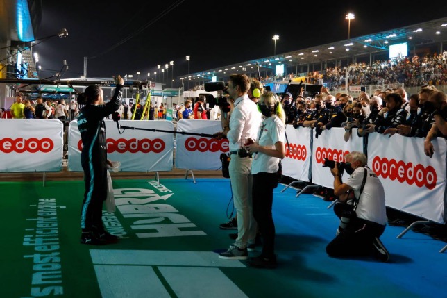 Дженсон Баттон берёт интервью у Льюиса Хэмилтона на Гран При Катара, фото XPB