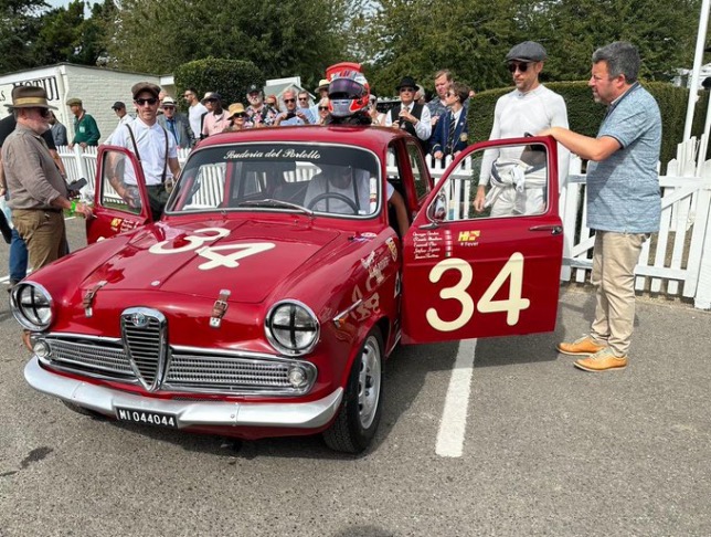 Дженсон Баттон у его Alfa Romeo, выпущенной более 60 лет назад, фото из социальных сетей