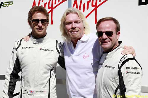 Гонщики Brawn GP и глава Virgin Group Ричард Брэнсон