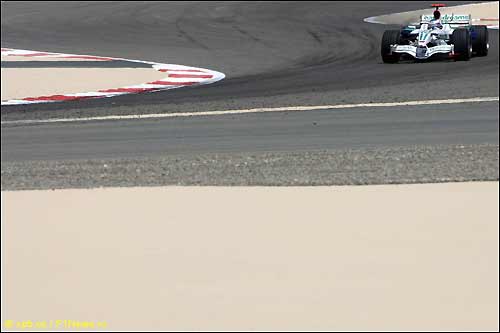 Дженсон Баттон в Бахрейне за рулем Honda, 2008 г.