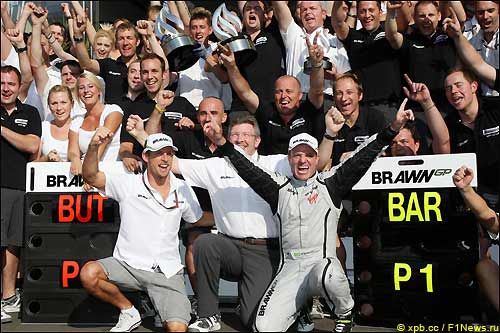 Команда Brawn GP празднует победный дубль