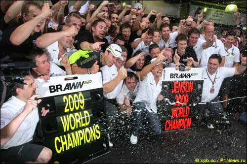 Дженсон Баттон и Brawn GP празднуют победу в чемпионате