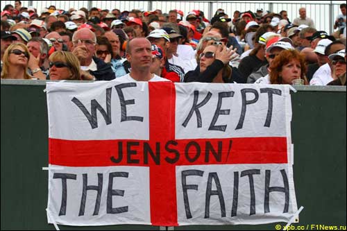 Британские болельщики в Сильверстоуне поддерживают Дженсона Баттона