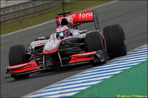 Дженсон Баттон за рулем McLaren MP4-25 на тестах в Хересе