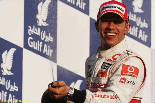 Льюис Хэмилтон на подиуме Гран При Бахрейна