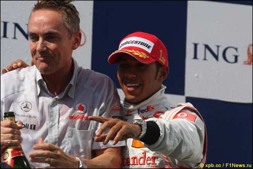 Льюис Хэмилтон и Мартин Уитмарш на подиуме Гран При Венгрии, 2009 г.