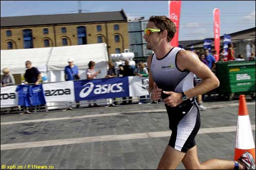 Дженсон Баттон на дистанции Лондонского триатлона, 2009 г.