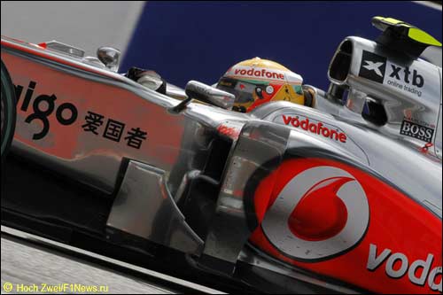 Льюис Хэмилтон за рулем McLaren MP4-25