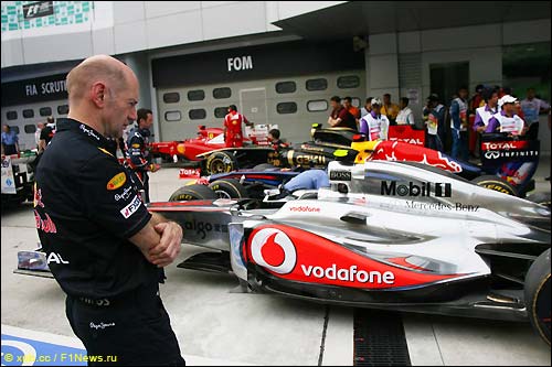 Технический директор Red Bull Racing Эдриан Ньюи рассматривает машину McLaren