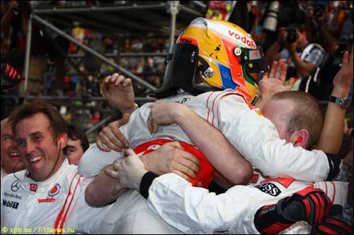 Команда поздравляет Льюиса Хэмилтона с победой после финиша Гран При Китая