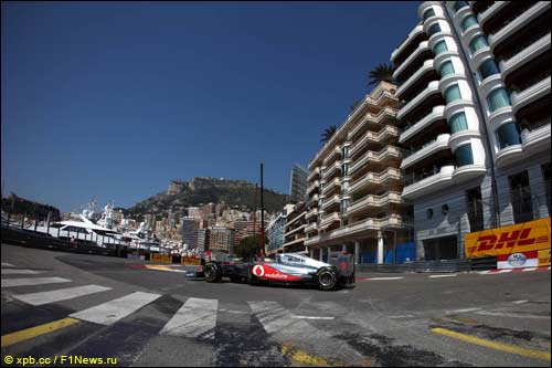 Льюис Хэмилтон на трассе в Монако