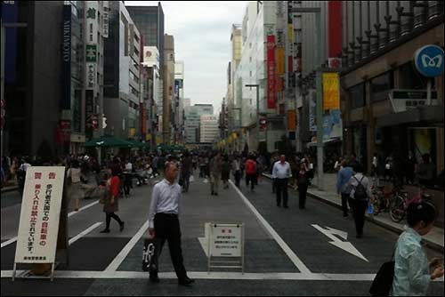 Фото одной из улиц центра Токио, сделанное Дженсоном Баттоном