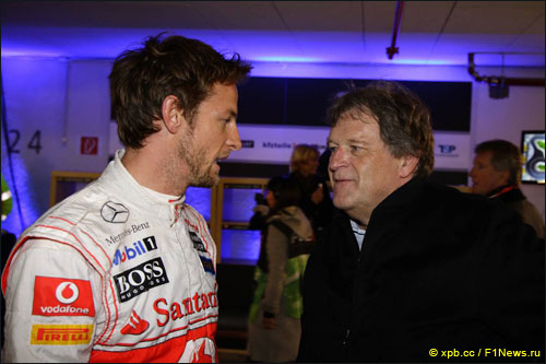 Дженсон Баттон с главой Mercedes Motorsport Норбертом Хаугом на Гонке чемпионов
