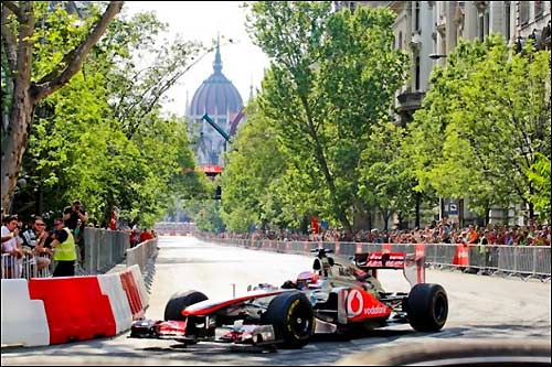 Дженсон Баттон за рулем McLaren на улицах Будапешта