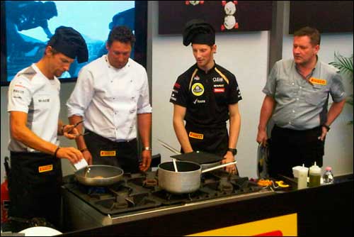 Дженсон Баттон и Роман Грожан на кухне в моторхоуме Pirelli