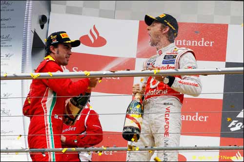 Фернандо Алонсо и Дженсон Баттон на подиуме Гран При Германии